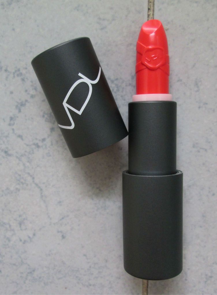 photo CosmopolitanVDLHamper06.jpg