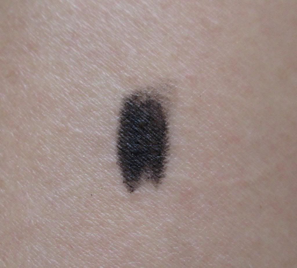 photo EssenceKajalPencilBlack02.jpg